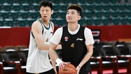 MK体育app下载-背水一战迎来复出？孙铭徽现身浙江广厦G2赛前踩场训练